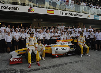 El equipo Renault de 2009 se hizo una foto de despedida en Abu Dhabi.