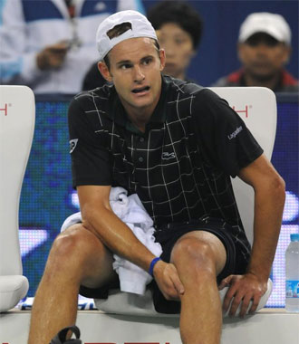 Roddick se toca la rodilla tras su lesi�n durante el partido ante Wawrinka en el Master de Shangai
