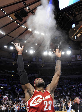 LeBron hace su ritual en el Madison Square Garden.