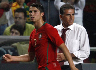 Cristiano Ronaldo pasando por delante de Queiroz tras marcharse lesionado ante Hungría