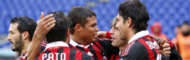 Los jugadores del Milan celebran un gol