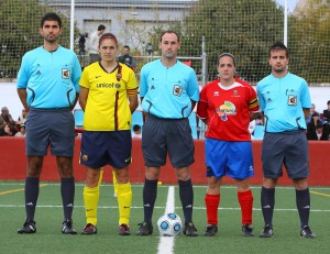 Las capitanas de Collerense y Barcelona posan con el trío arbitral.