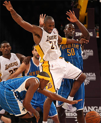 Kobe Bryant lucha por un baln.