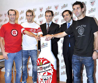 Los jugadores del Athletic en la presentacin de la botella con los colores del club