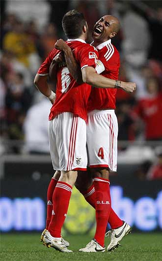 Javi Garca se abraza a Luisao tras conseguir su gol.