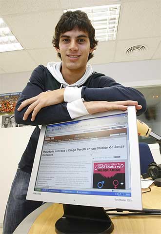 Diego Perotti posa en la redaccin de MARCA Sevilla delante de una pantalla con la noticia de su convocatoria.