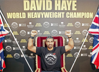 David Haye posa para los medios tras proclamarse campen mundial de los pesos pesados