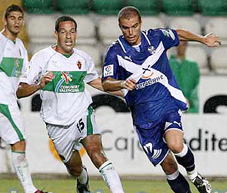 Acciari y Juanlu luchan por un baln durante el partido de presentacin del Elche ante su aficin esta temporada, en el que gole al Tenerife por 4-1
