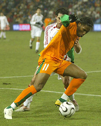 Drogba, marcado por Antonio Lpez, durante el partido que su seleccin, Costa de Marfil, disput ante Espaa hace tres aos