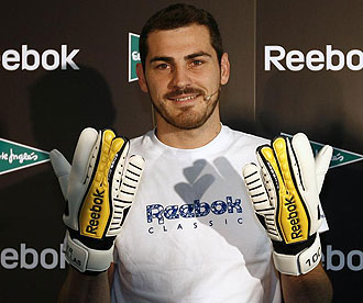 Casillas presentando sus guantes conmemorativos