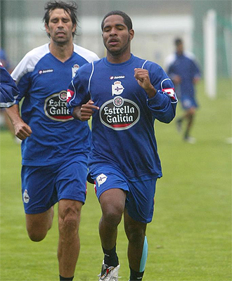 Bryan Angulo, durante un entrenamiento con el Deportivo