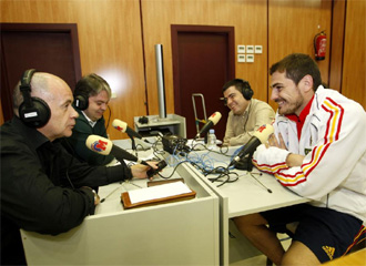 Casillas sonre junto a Duro, Mndez y Daz