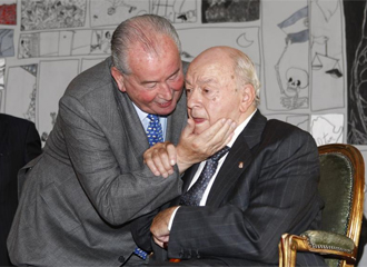Julio Grondona abraza a un emocionado Alfredo Di Stefano durante el homenaje que le han dado en la embajada argentina en Madrid