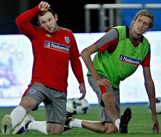 Wayne Rooney y Peter Crouch (2,01 m de estatura), durante un entrenamiento de Inglaterra en Doha.