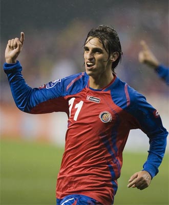 Bryan Ruiz celebra un gol durante el partido contra Estados Unidos