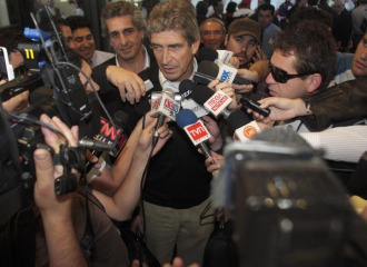 Pellegrini habla en el aeropuerto de Chile