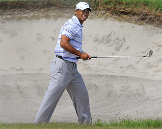 Tiger Woods sale de un bunker