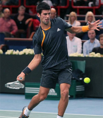 Djokovic golpea la bola durante el partido contra Nadal