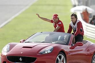 Massa y Alonso saludan a los espectadores desde un Ferrari descapotable