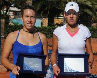 Laura Pous y Martina Di Giusseppe posan con sus trofeos en Mallorca.
