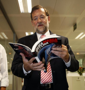 Mariano Rajoy leyendo la Guia MARCA.