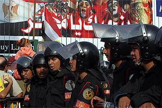 Policias egipcios vigilan durante el pasado encuentro entre Egipto y Argelia en El Cairo