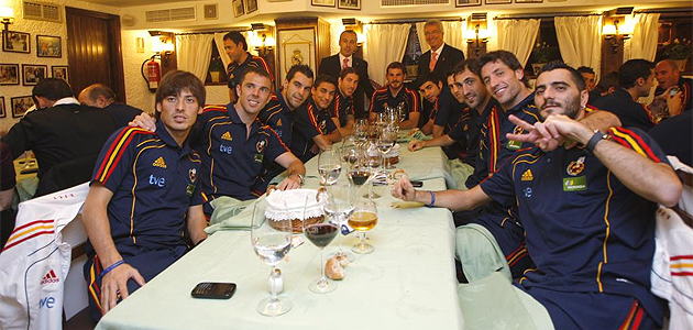 Los jugadores de la seleccin durante la cena de celebracin para Casillas