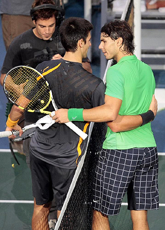 Djokovic y Nadal se saludan tras el triunfo del serbio en las semifinales del Masters 1000 de Pars Bercy