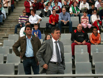 Alcaraz mira un partido delante de los aficionados del Crdoba.