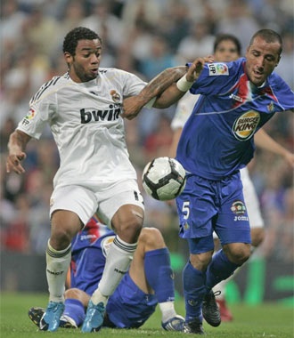 Mario lvarez lucha con Marcelo por el baln