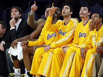 Pau Gasol en el banquillos de los Lakers durante el partido contra Detroit