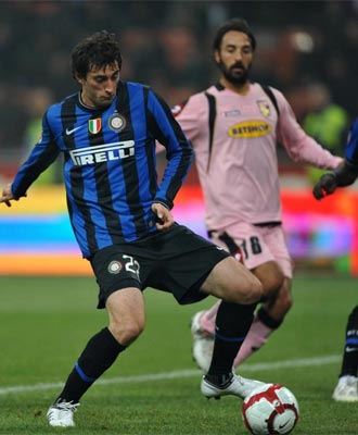 Diego Milito durante un partido con el Inter de Miln
