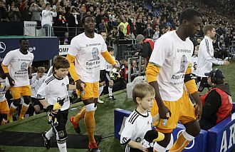 Los jugadores de Costa de Marfil tambin portaron camisetas en memoria de Enke.