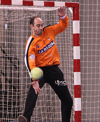 Hombrados realiza una intervencin durante el partido.