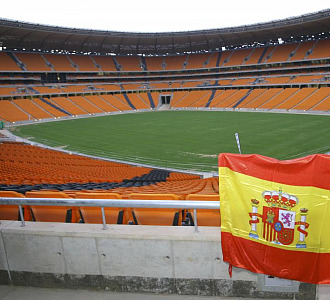 Vista del estadio Soccer City con la bandera de Espaa.
