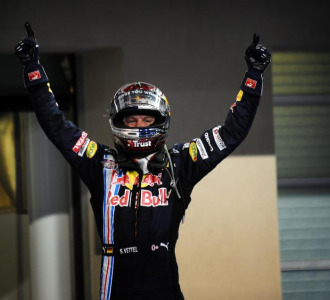 Vettel celebra la victoria en un Gran Premio.