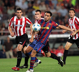 Xavi controla el balón en un partido ante el Athletic.