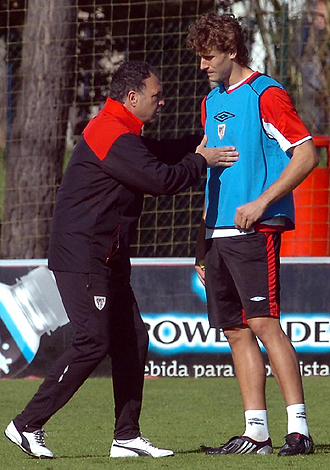 Joaquín Caparrós da instrucciones a Fernando Llorente durante un entrenamiento del Athletic del mes pasado
