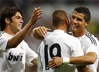 Cristiano y Kak celebran un gol de Benzema.