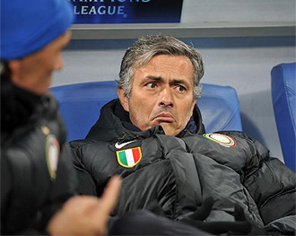 Mourinho gesticula en el banquillo durante un partido