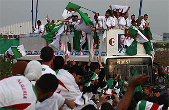 La seleccin argelina, celebrando la clasificacin en un autobs por las calles
