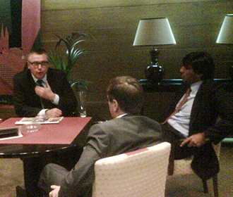 Michael Robinson, durante la reunin mantenida en Lisboa con el presidente de la Federacin lusa y el representante de los clubes