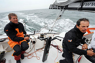 Marc Guillemot y Charles Caudrelier navegan en el Safran