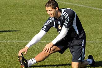 Cristiano Ronaldo hace estiramientos durante un entrenamiento del Real Madrid.