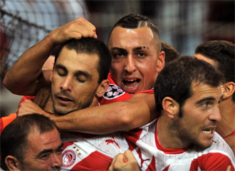 Los jugadores de Olympiacos celebran un gol conseguido ante el Standard de Lieja