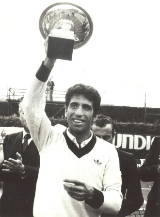 Manuel Orantes levanta su copa como ganador del Campeonato de Espaa en 1979.
