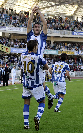 Agirretxe celebra a lo grande con todos sus compaeros en el gol marcado en el ltimo minuto ante el Cartagena en Anoeta y que le ha valido el liderato a la Real Sociedad