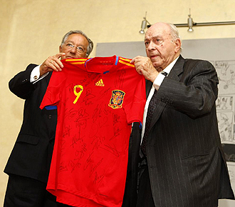 Alfredo di Stfano posa junto la camiseta de la seleccin espaola firmada por los internacionales, que le hizo entrega Padrn durante el homenaje de la Embajada de Argentina en Madrid