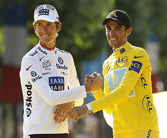 Andy Schleck y Alberto Contador en el podio del Tour 2009