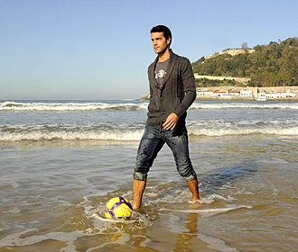 Xabi Prieto se dio un paseo por la playa de La Concha para celebrar con Marca el liderato de la Real Sociedad